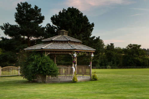 The garden and gazebo at Mercure Maidstone Great Danes Hotel