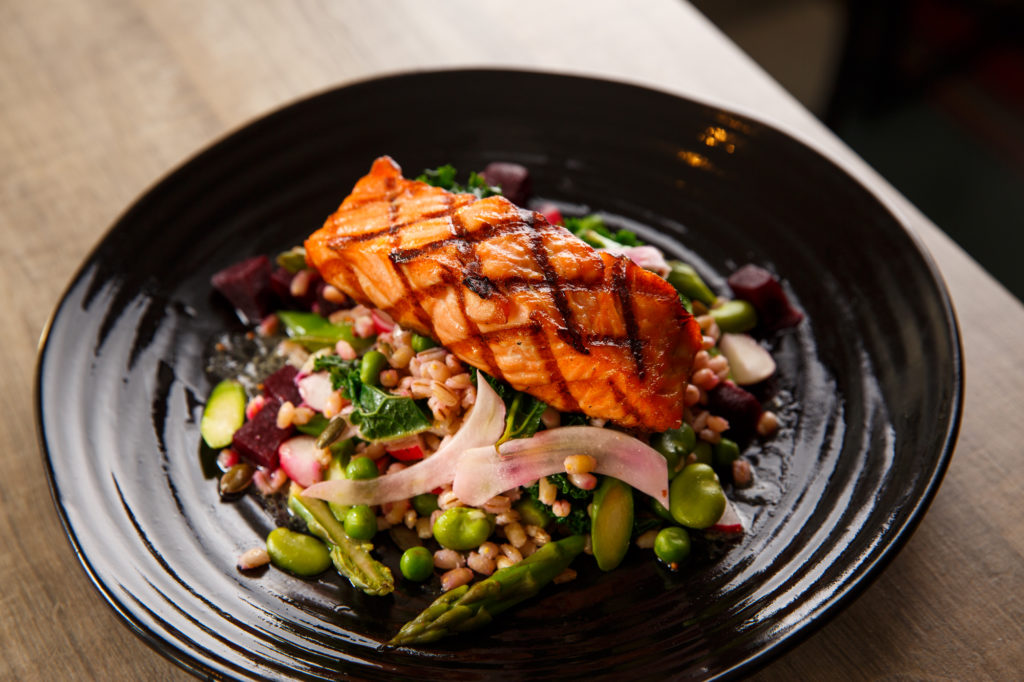 Superfood salad with fillet of salmon