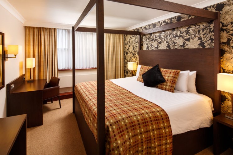mercure-maidstone-great-danes-hotel-superior-room-with-lakeside-view-four-poster-bed-lr-300117 Pillows and cushions on a bed at mercure manchester piccadilly hotel
